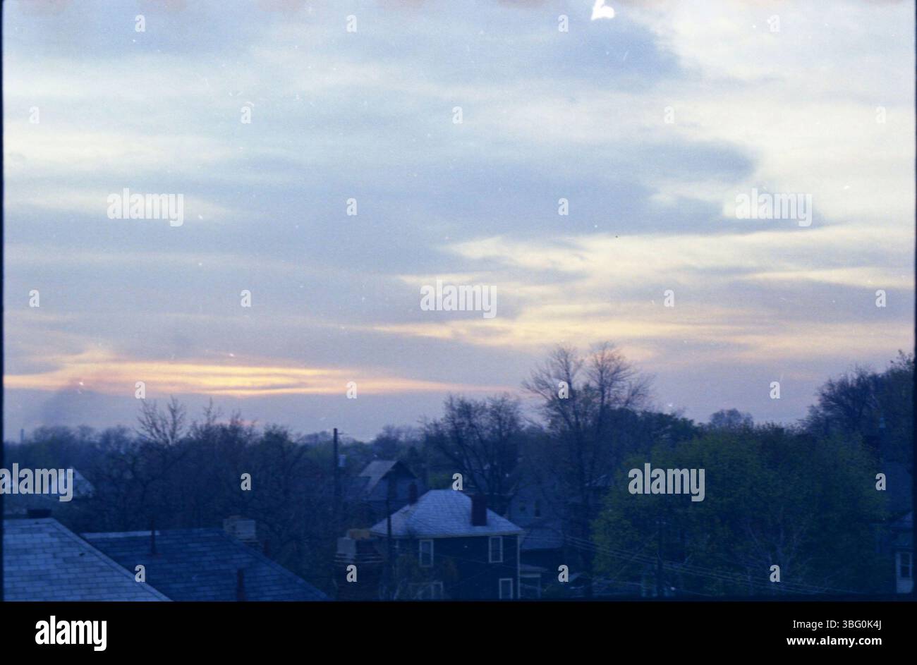 Foto von A.V. Shirk, um 1975, von einem Sonnenuntergang über Victorian Village, aufgenommen vom Dach seines Hauses in der 350 West 5th Avenue, in der Nähe von Neil und 5th Avenue. Shirk, geboren in Ohio, war ein Fotograf und Radioproduzent. Er nahm bedeutende lokale Veranstaltungen in Columbus auf, darunter Folk- und Protestkonzerte. Seine Arbeit umfasst kommerzielle Fotografie und historische Dokumentation der lokalen Kultur in den 1960er und 1970er Jahren Stockfoto