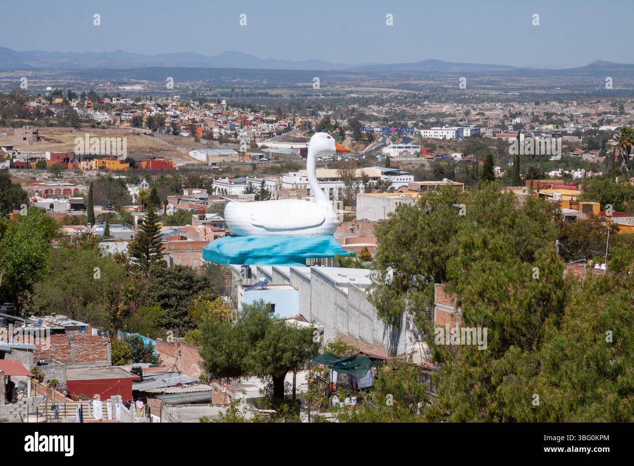 Das Gebäude „San Miguel de Allende Giant Duck“, das wie eine Riesenente geformt ist. Das Gebäude ist keine Gans, sondern eine entenförmige Struktur. Stockfoto