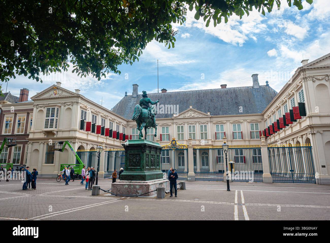 Reiterstatue von Prinz Wilhelm von Orange, genannt Wilhelm der Schweigende, vor dem Palast Noordeinde in der Stadt den Haag, Niederlande. Stockfoto