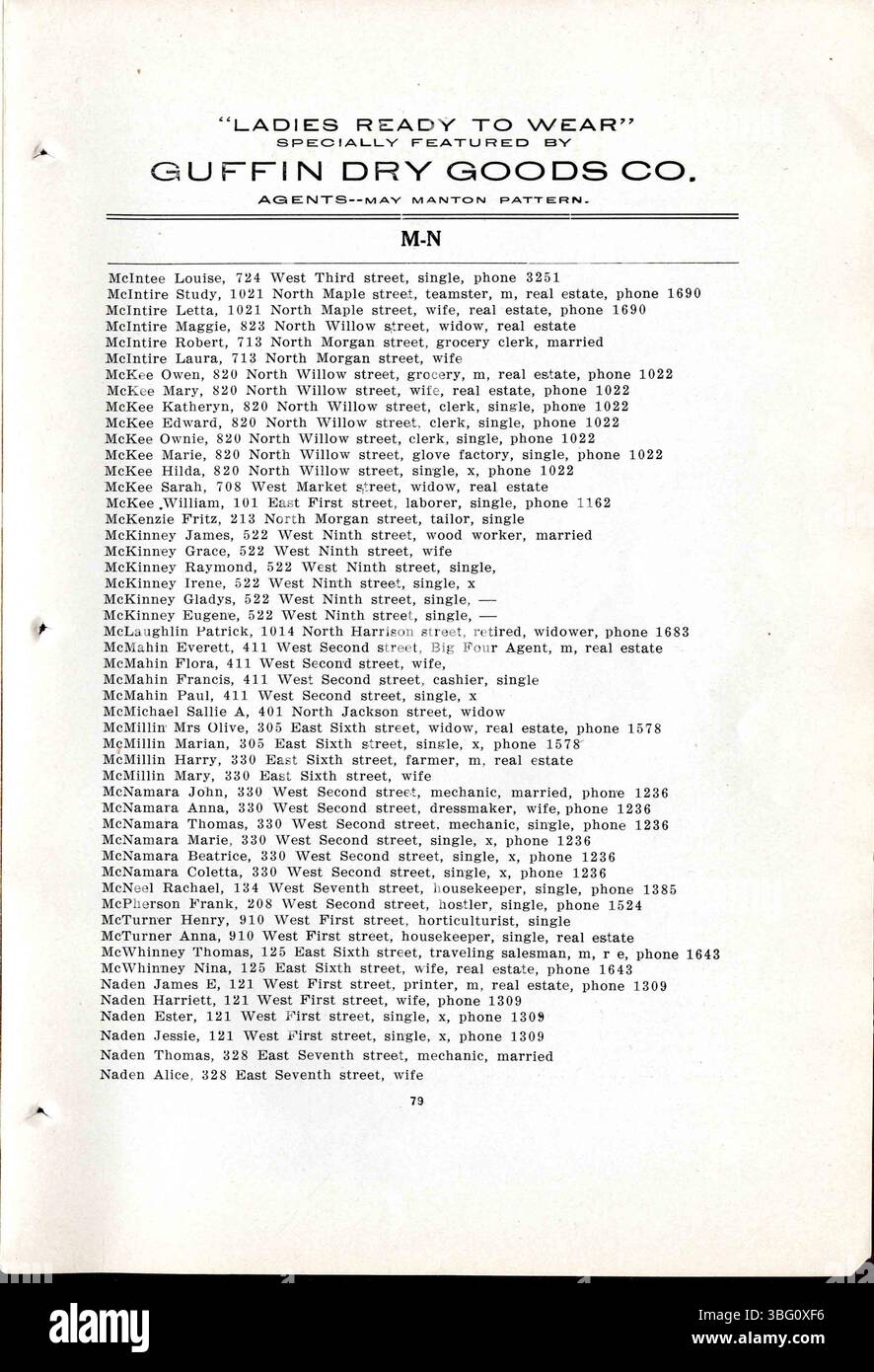 Das 1911 Rushville City- und Telefonverzeichnis enthält lokale Geschäftslisten, Kirchenbücher und Anzeigen. Eine kurze Geschichte der öffentlichen Schule und ausgewählter Kirchen ist ebenfalls zu sehen. Stockfoto