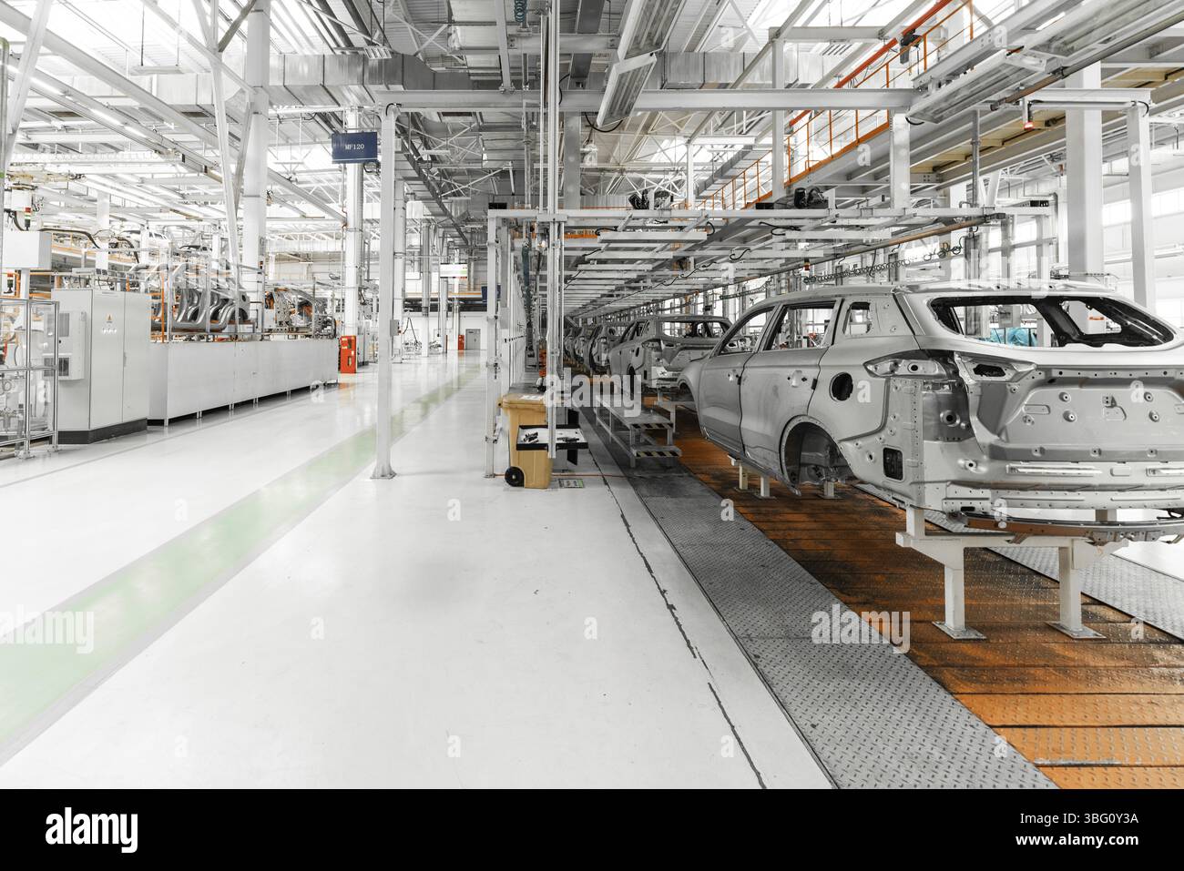 Werk für die Produktion von Autos. Moderne Automobilindustrie. Elektroauto Fabrik, Förderband Stockfoto