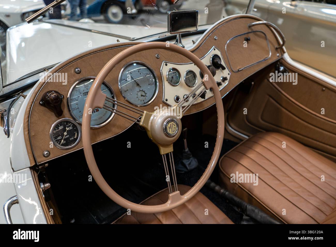 Erleben Sie die Eleganz, Kraft und Geschichte klassischer Automobile auf der Swiss Classic World 2025, der führenden Oldtimer-Ausstellung der Schweiz. Festgehalten Stockfoto