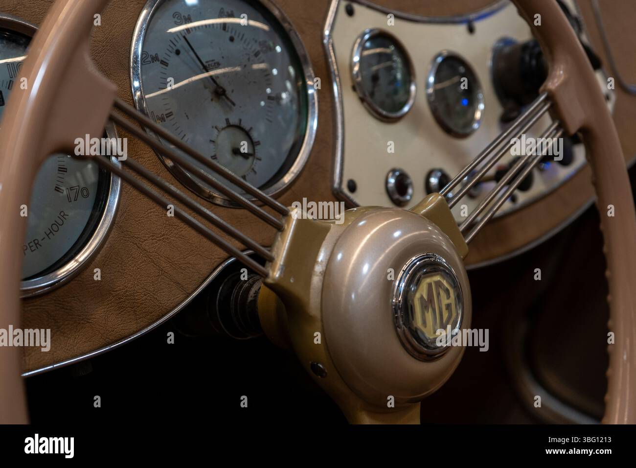 Erleben Sie die Eleganz, Kraft und Geschichte klassischer Automobile auf der Swiss Classic World 2025, der führenden Oldtimer-Ausstellung der Schweiz. Festgehalten Stockfoto