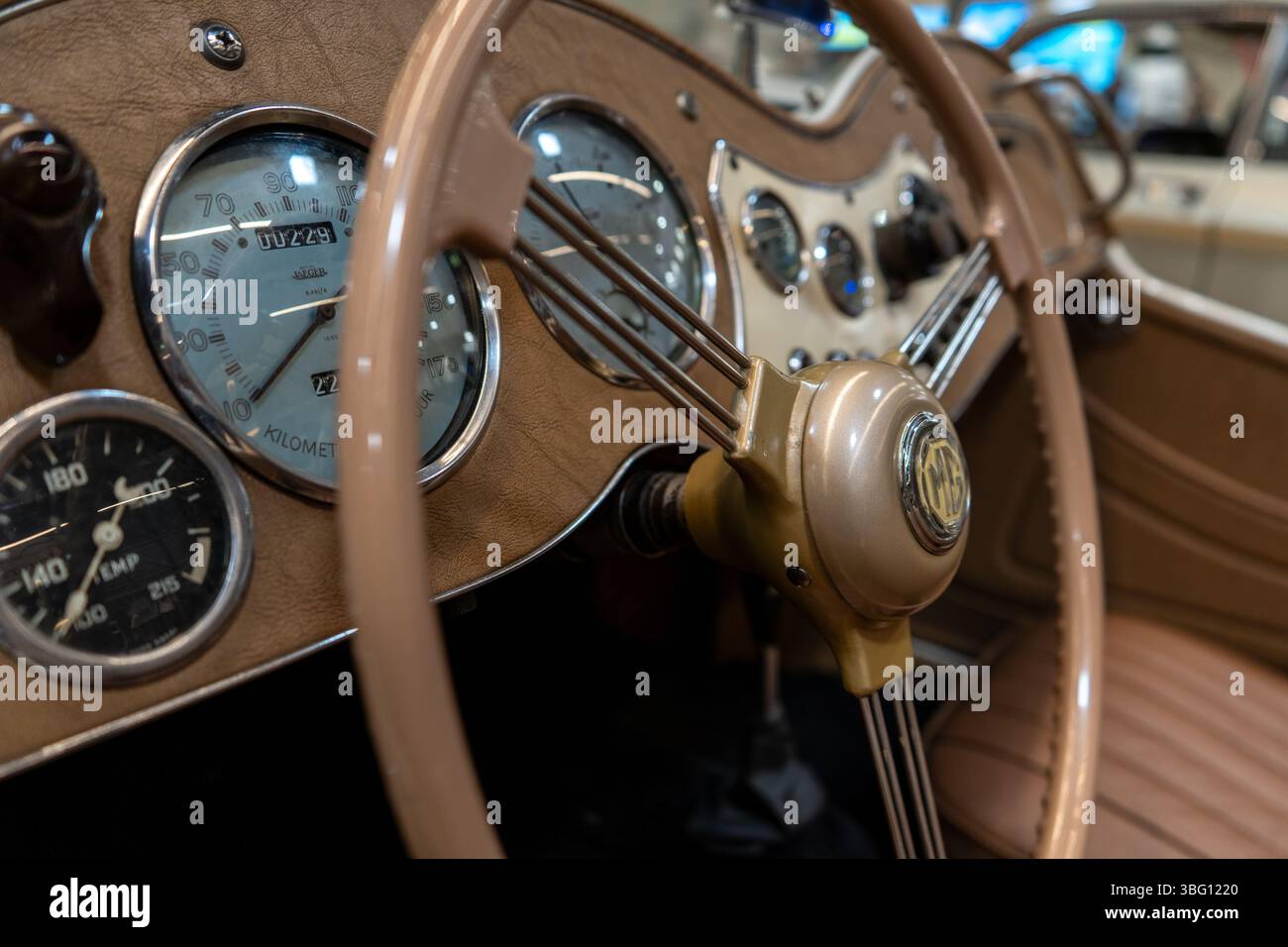 Erleben Sie die Eleganz, Kraft und Geschichte klassischer Automobile auf der Swiss Classic World 2025, der führenden Oldtimer-Ausstellung der Schweiz. Festgehalten Stockfoto