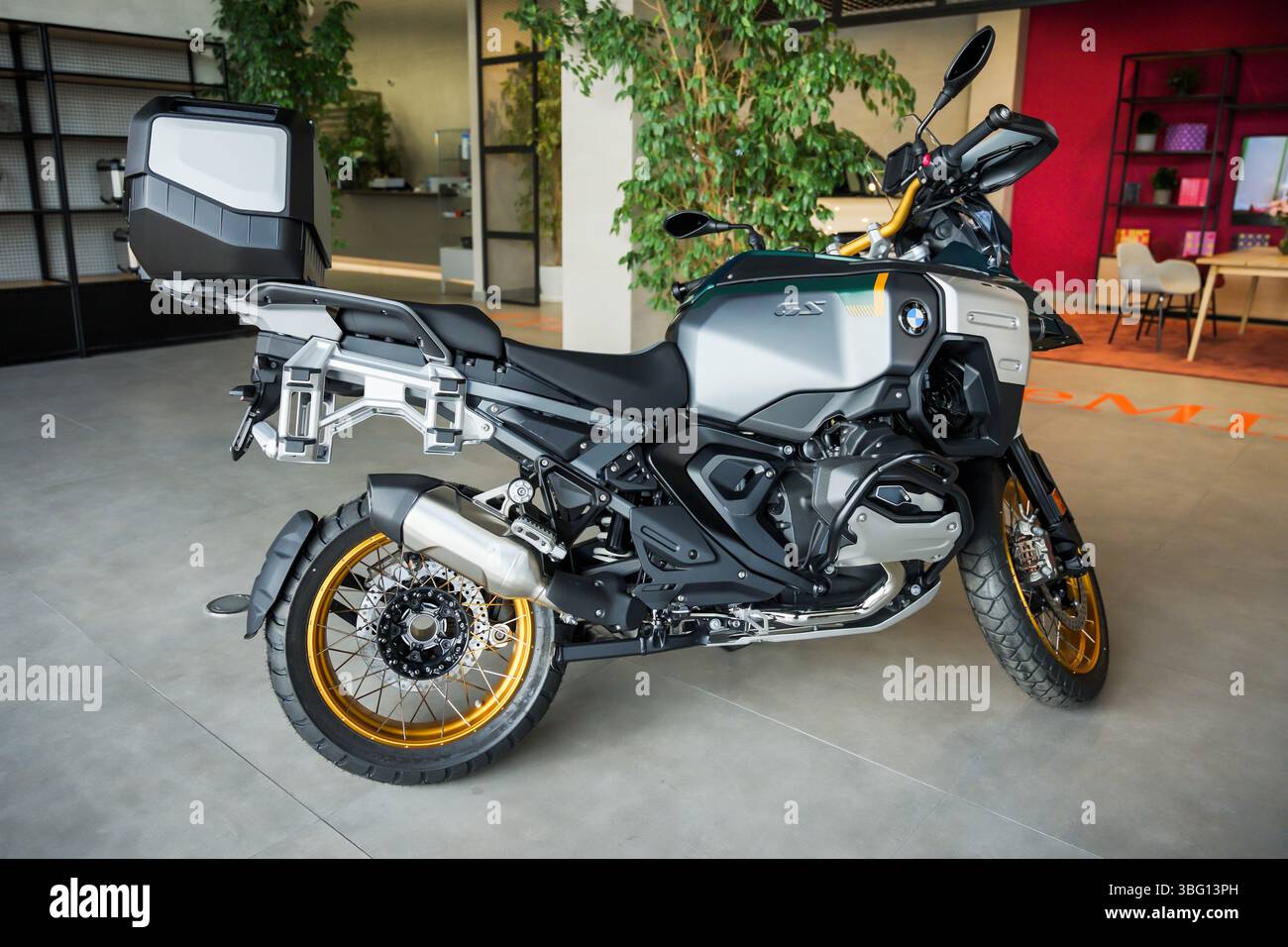 Almaty, Kasachstan - 29. Mai 2025: Das neue BMW R 1300 GS Adventure Motorrad ist im Showroom. Deutscher Hersteller. Verkauf von Motorrädern Stockfoto