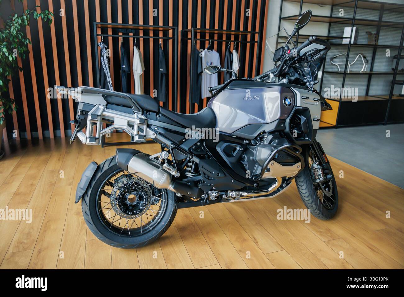 Almaty, Kasachstan - 29. Mai 2025: Das neue BMW R 1300 GS Adventure Motorrad befindet sich im Ausstellungsraum. Deutscher Hersteller. Verkauf von Motorrädern Stockfoto