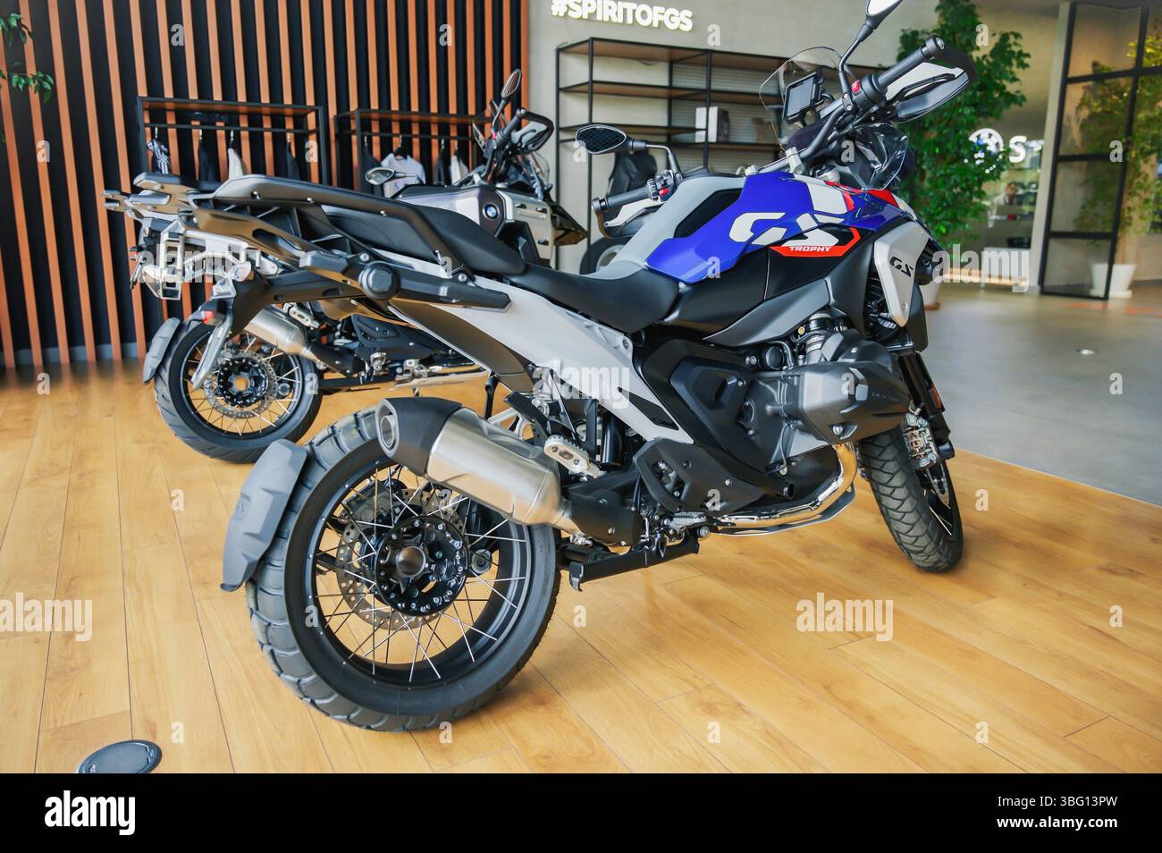 Almaty, Kasachstan - 29. Mai 2025: Das neue BMW R 1300 GS Trophy Motorrad ist im Ausstellungsraum. Deutscher Hersteller. Verkauf von Motorrädern Stockfoto