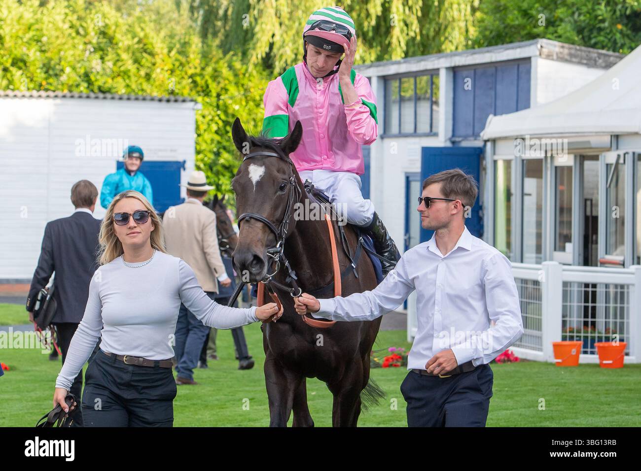 Windsor, Berkshire, Großbritannien. Juni 2025. DIE KUBANISCHE DAME, DIE von Jockey Luke Morris geritten wird, gewinnt die Download the Fitzdares App Now Fillies' Novice Stakes, Class 5, GBB Race auf der Royal Windsor Racecourse in Windsor, Berkshire. Besitzer Mr. Khalifa Dasmal, Züchter K A Dasmal, Trainer Tom Clover, Newmarket. Quelle: Maureen McLean/Alamy Live News Stockfoto