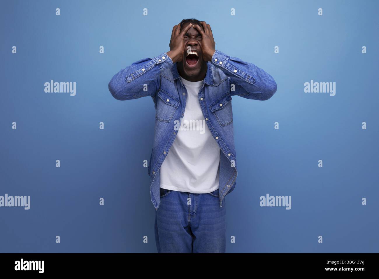 Schockierter afrikanischer Mann mit Dreadlocks in Jeansjacke gewann die Lotterie Stockfoto