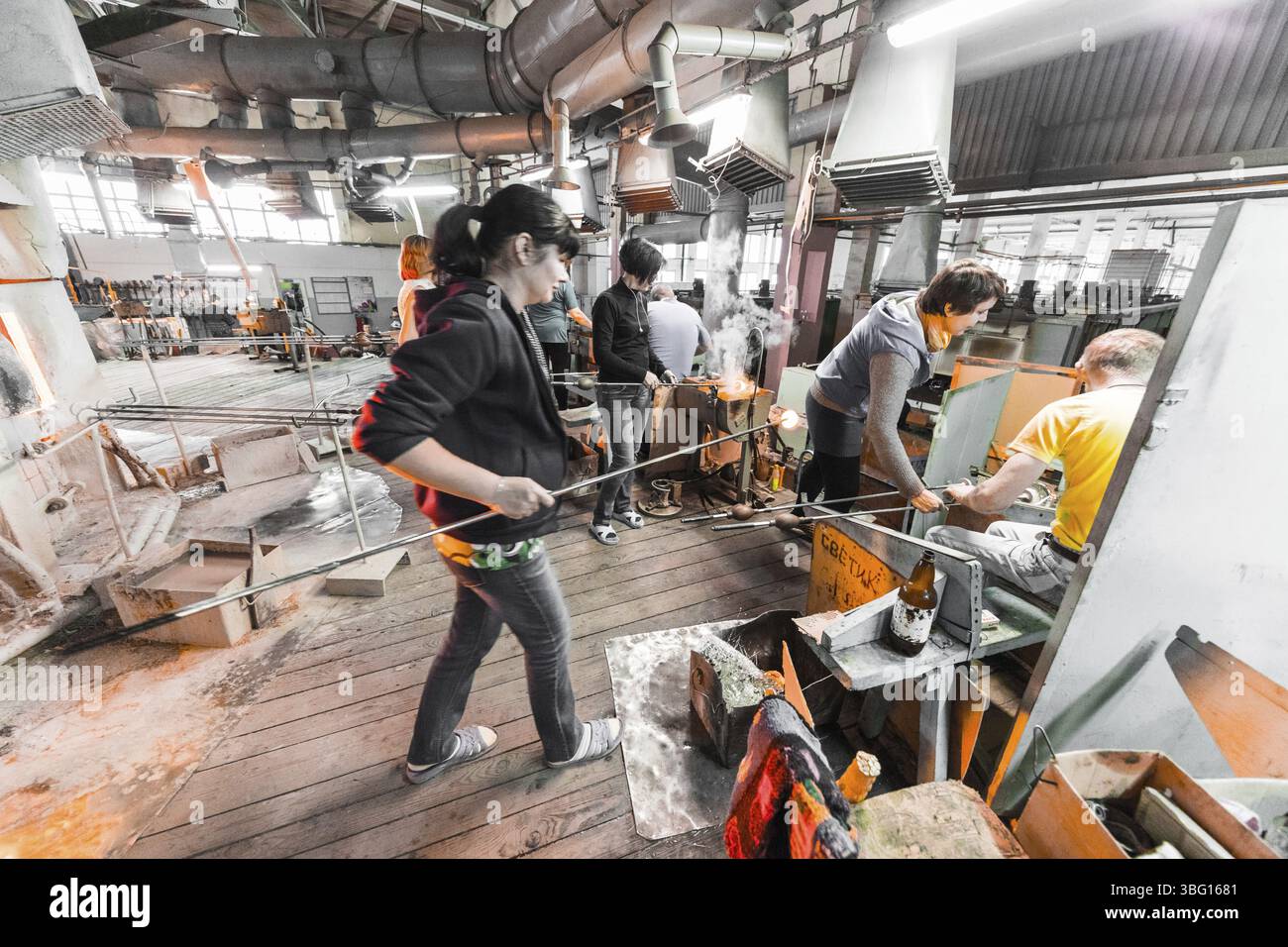 Minsk, Weißrussland - Februar 01, 2018: Glas Arbeiter arbeiten mit Anlagen auf dem Hintergrund Stockfoto