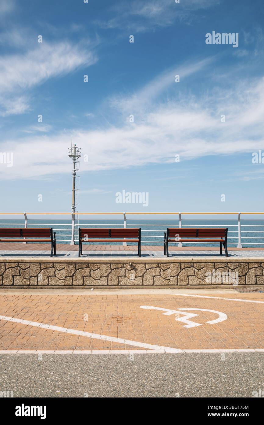 Leere Bank und Meer am Saemangeum Seawall in Gunsan, Korea Stockfoto