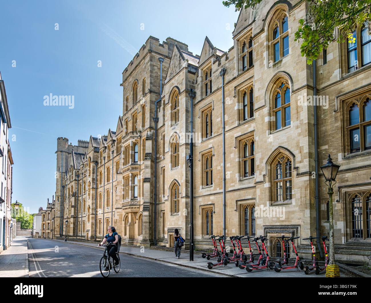 Außenansicht des New College an der Holywell Street mit Radfahrer und E-Scootern, University of Oxford, England, Großbritannien Stockfoto