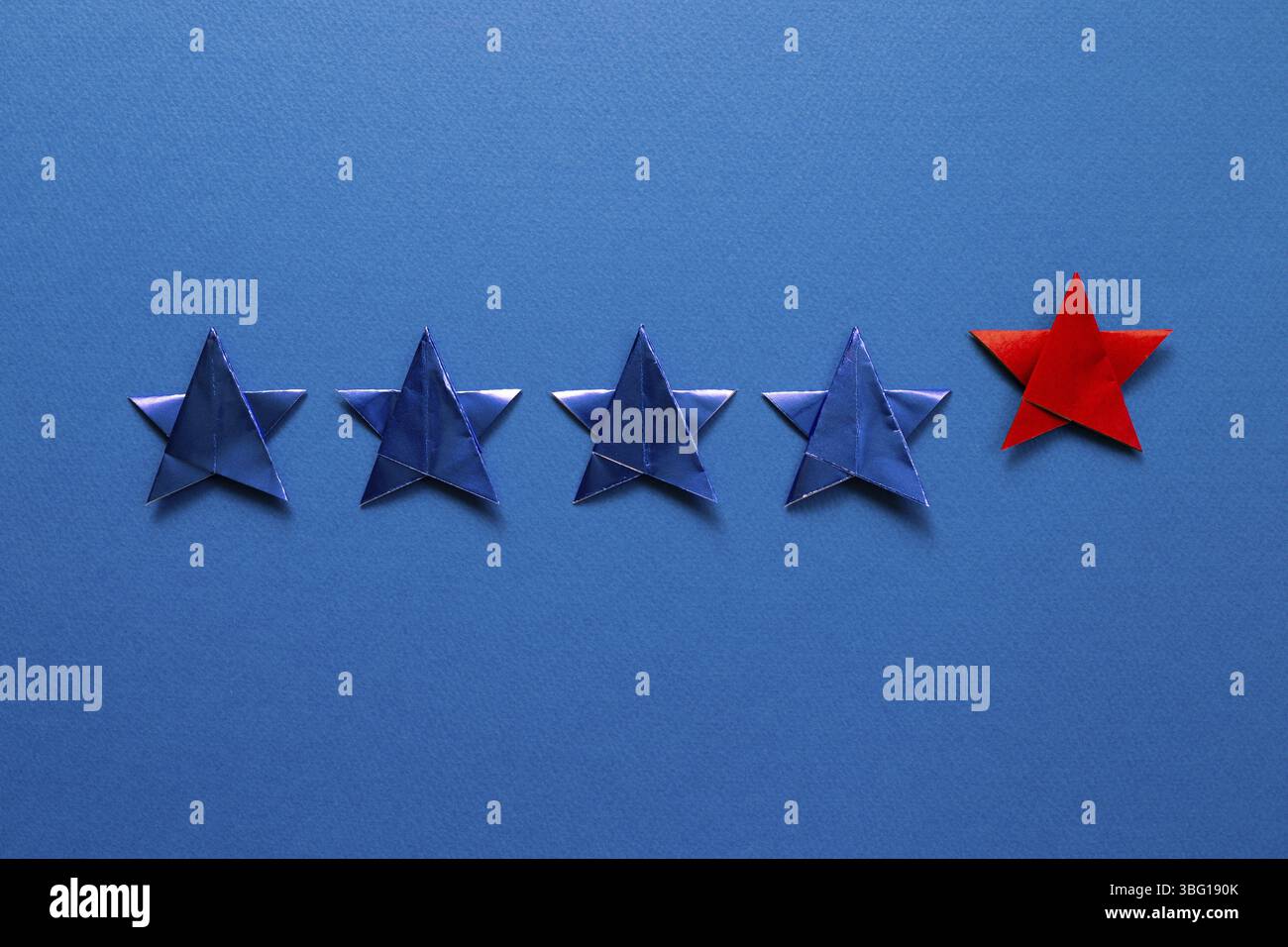 5 Sterne Qualitätsbewertung auf blauem Hintergrund Stockfoto