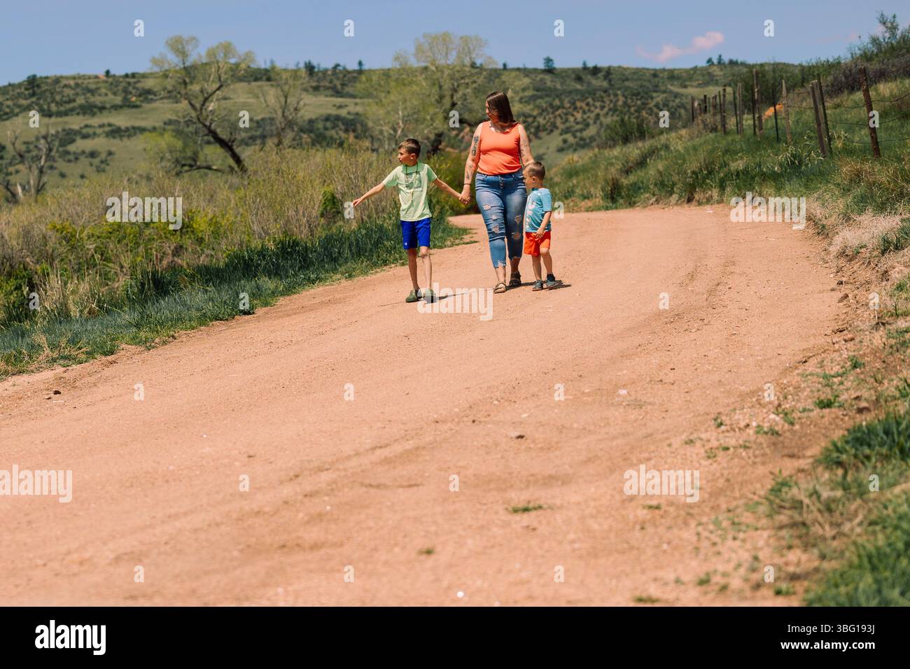 wyoming-Landschaft-Familie-Kinder-Mutter-Felsen-Kühe-Pferde-Land-cheyenne-wy-Sonne-Weide Stockfoto