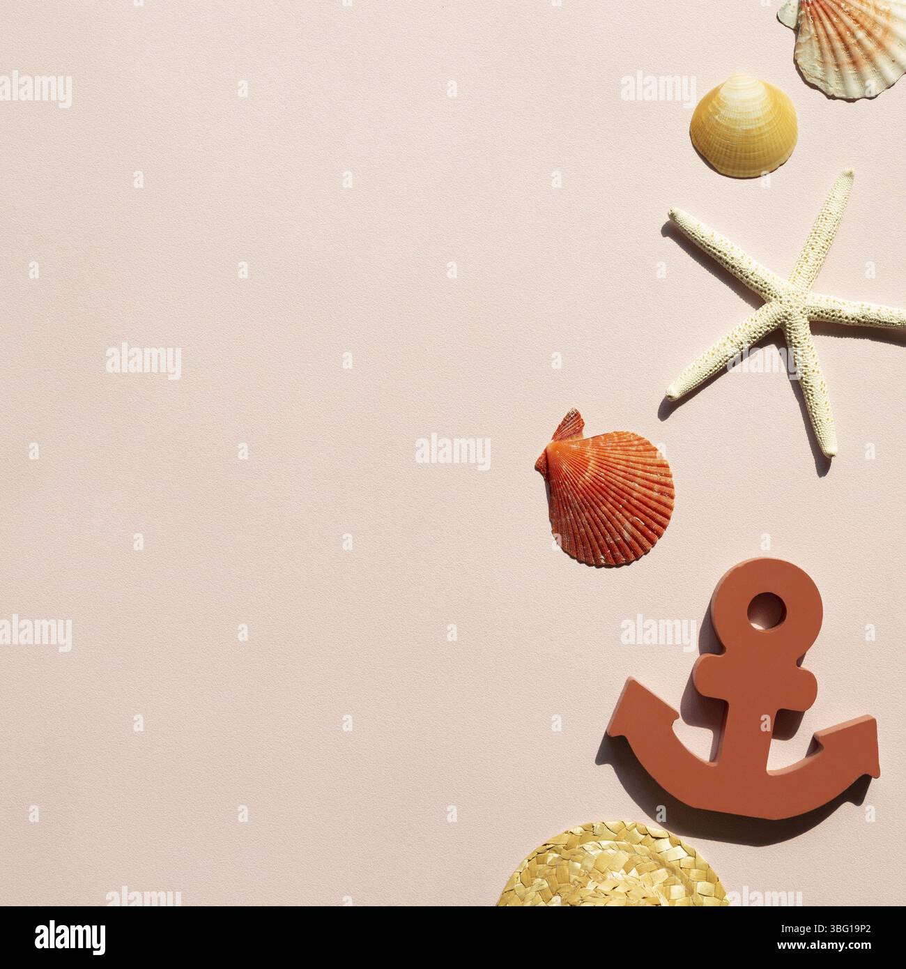 Seesterne, Strohhut, Anker, Muschel auf rosa Hintergrund. Sommer marine Dekoration. Flach liegend, Draufsicht, Kopierraum Stockfoto