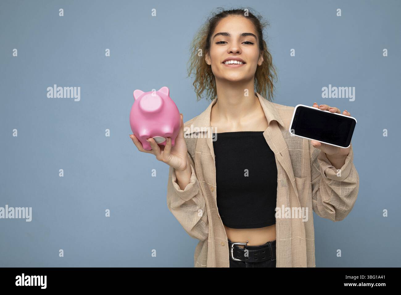 Portrait Foto von glücklich positiv lächelnd junge schöne attraktive Brünette lockig Frau mit aufrichtigen Emotionen tragen stilvolle beige Hemd isoliert ov Stockfoto