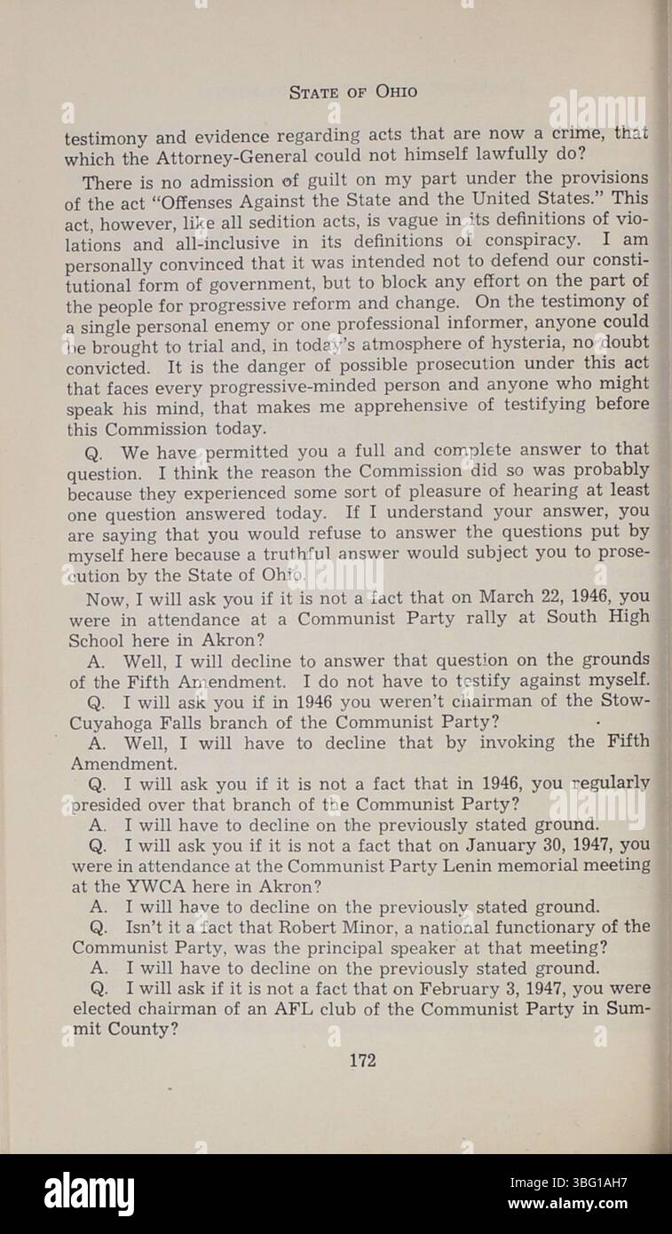 Der Bericht der Ohio UN-American Activities Commission für 1953-1954 enthält Abschriften von Zeugenaussagen über mutmaßliche Kommunisten, die Teil der antikommunistischen Aktivitäten des Staates aus der Zeit des Kalten Krieges waren. Diese Dokumente verdeutlichen die intensive Prüfung, mit der Verdächtige während dieser Zeit konfrontiert waren. Stockfoto