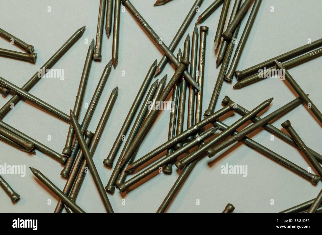 Nahaufnahme von oben verstreuten Finishnägeln auf weißem Hintergrund Stockfoto
