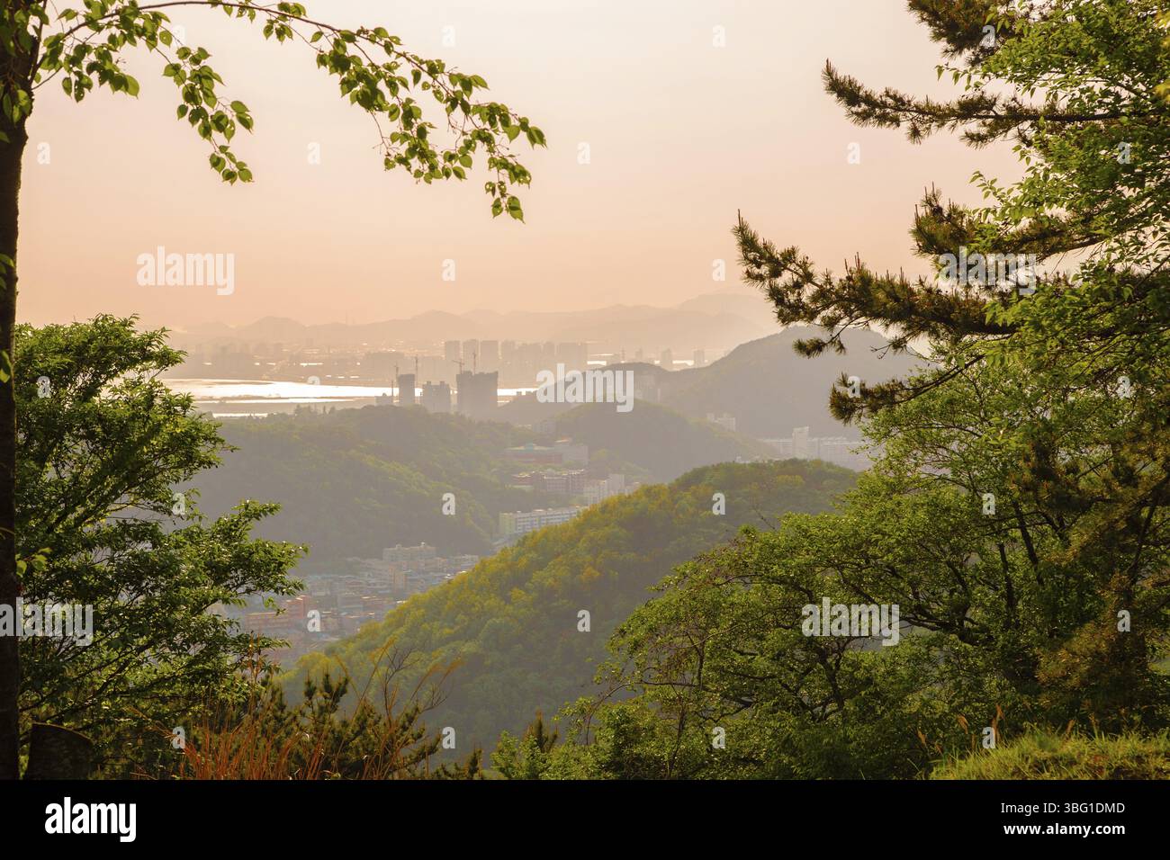 Sonnenuntergang über dem Cheonmasan-Berg und der Stadt Busan in Busan, Korea Stockfoto