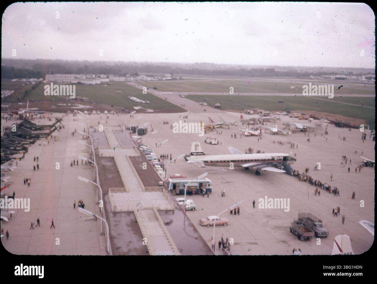 Foto von Fluggästen, die auf dem Rollfeld in Port Columbus während der Einweihungszeremonie des Flughafens in ein Flugzeug steigen. Stockfoto