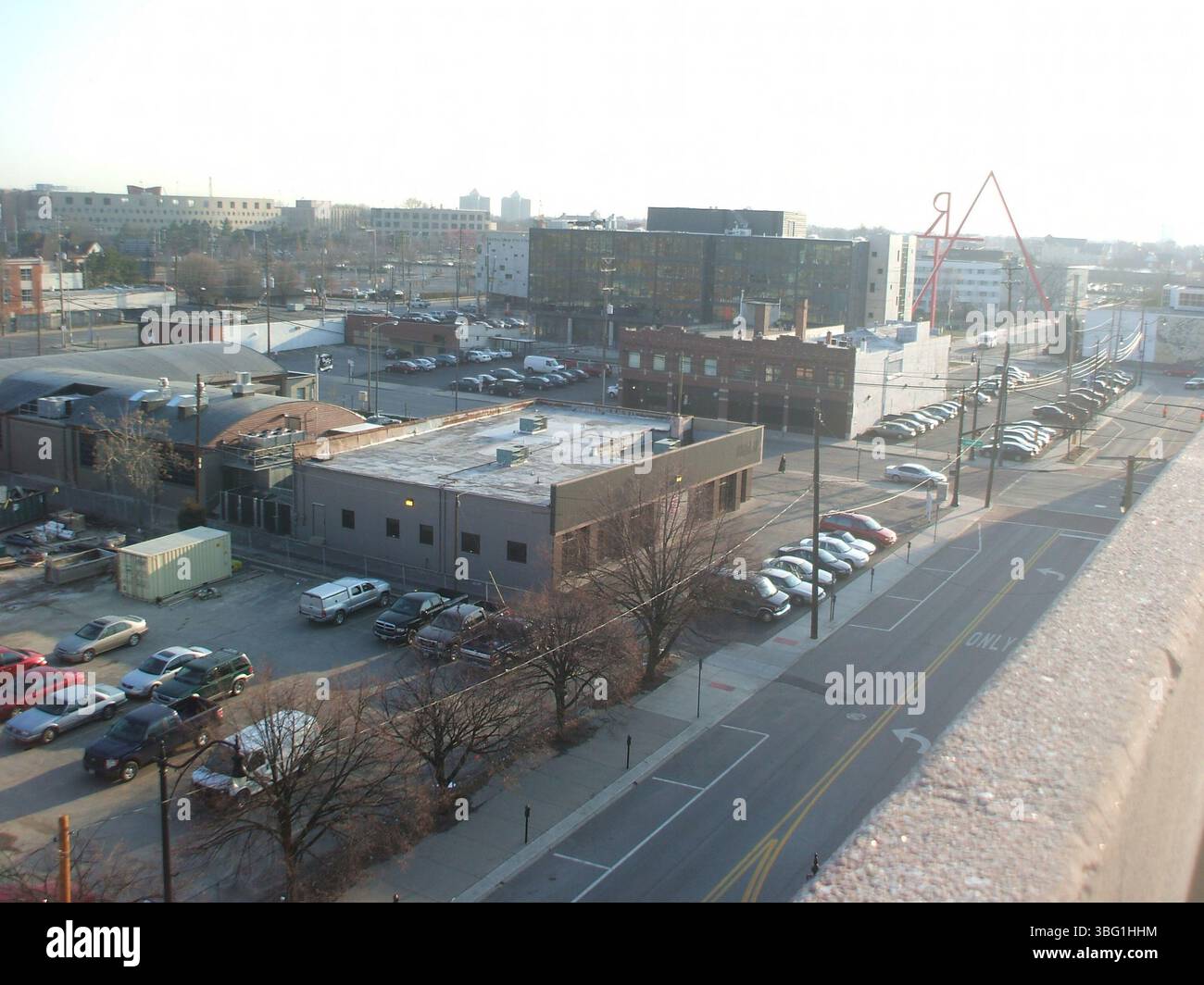 Luftaufnahmen der East Gay Street in Columbus, Ohio, am 29. März 2013, zeigen bedeutende Sehenswürdigkeiten wie das Continental Centre in der 150 East Gay Street, das Ohio Bell Building in der 111 North 4th Street und die Nachbarschaft Launch Condominiums. Ebenfalls zu sehen sind die East Gay Street 306, in der Stewart Jaffy & Associates untergebracht ist, und die frühen Bauphasen für den Wohnkomplex in der Normandie. Stockfoto