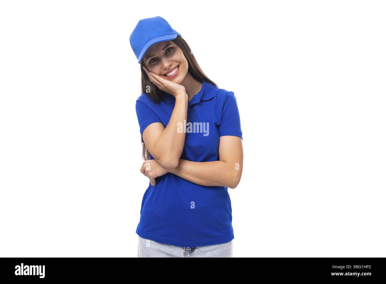 Merch Design Konzept. Laechelnde junge frau in blauem T-Shirt und muetze auf weissem hintergrund mit kopierraum Stockfoto