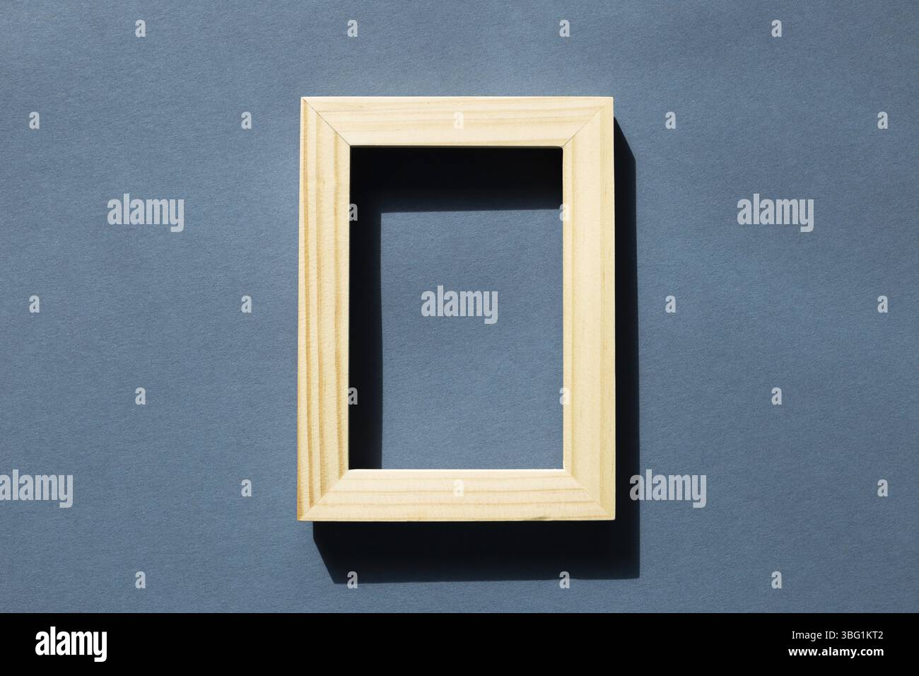 Holzbildrahmen auf marineblauem Hintergrund. Draufsicht, Kopierraum Stockfoto