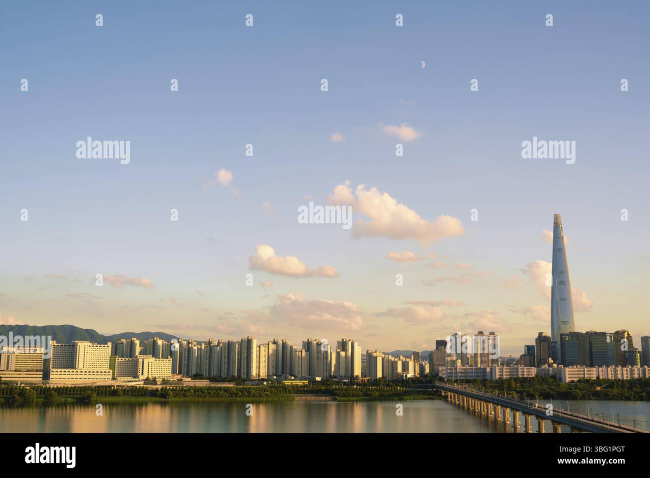 Panoramablick auf den Fluss Hangang und die Skyline von Seoul mit Sonnenuntergang in Korea Stockfoto