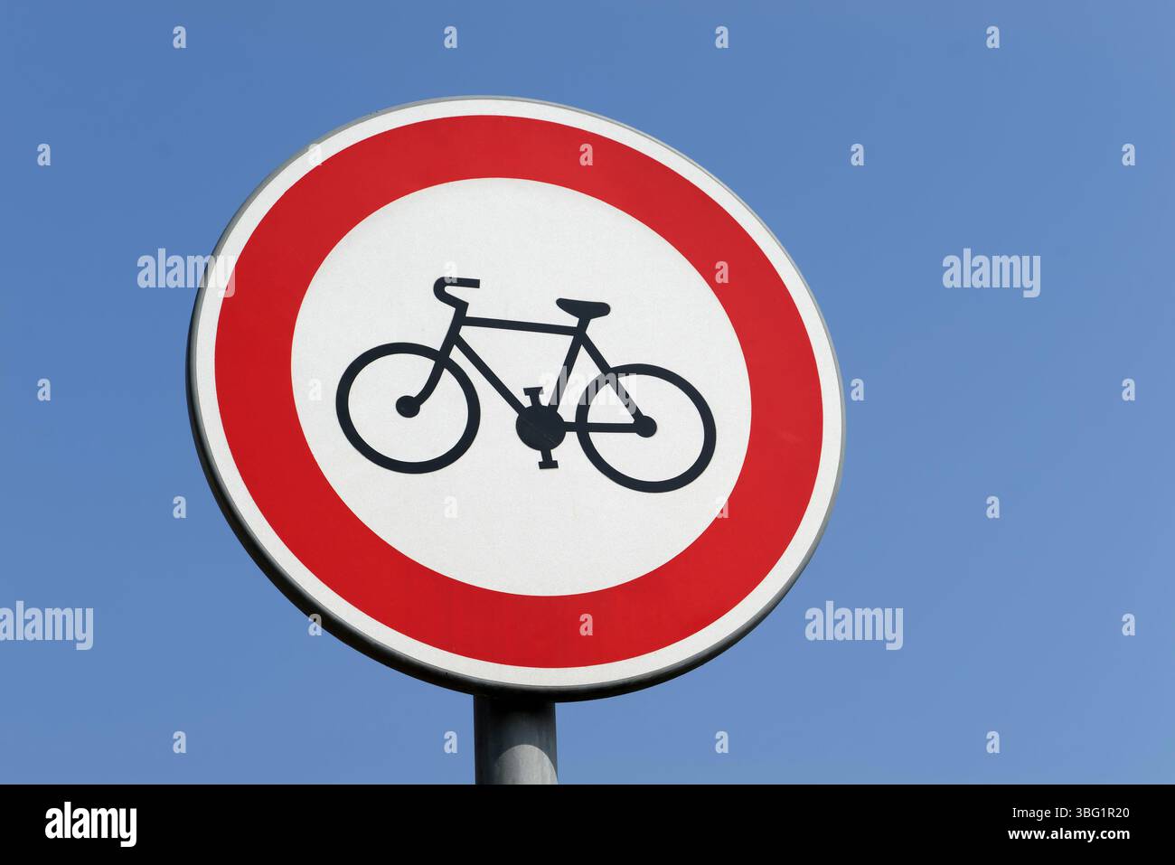 Das rote runde Schild, das Radfahrern den Einlass vor dem blauen Himmel verbietet Stockfoto