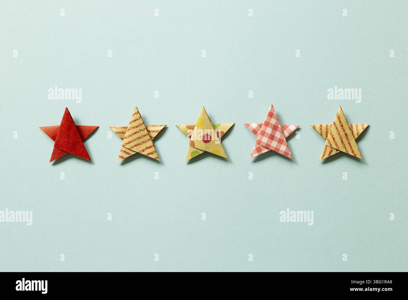 Fünf Sterne Qualitätsbewertung auf blauem Hintergrund. Draufsicht Stockfoto
