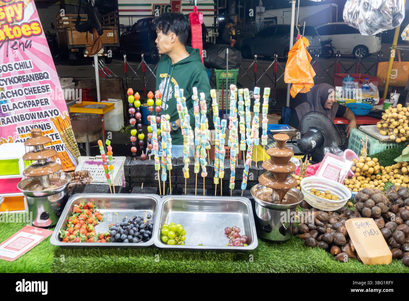 Marshmallow auf Stöcken, Süßwarenstand, Melaka Nachtmarkt Malaysia Stockfoto