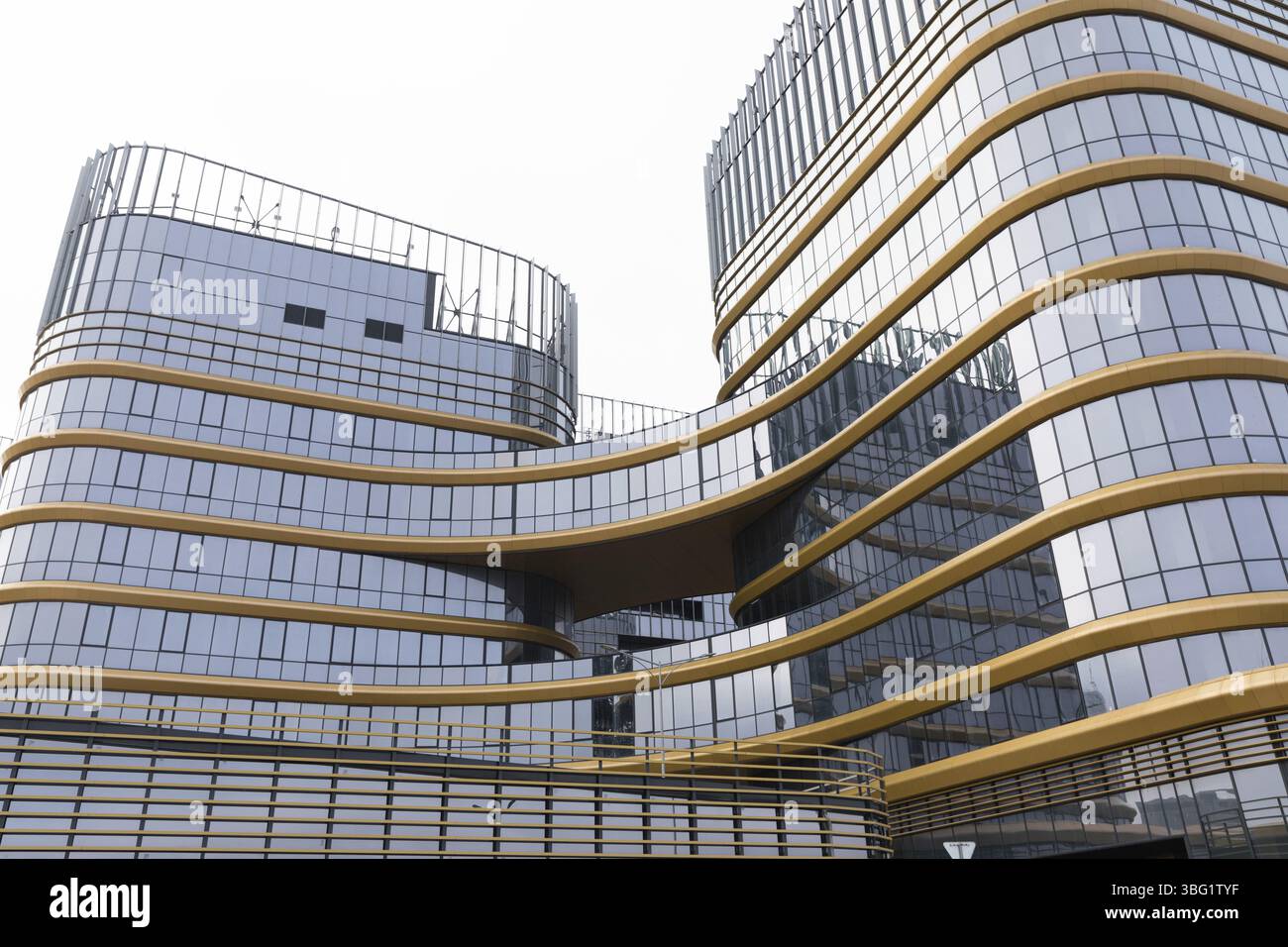 Modernes Bürogebäude aus Glas Stockfoto