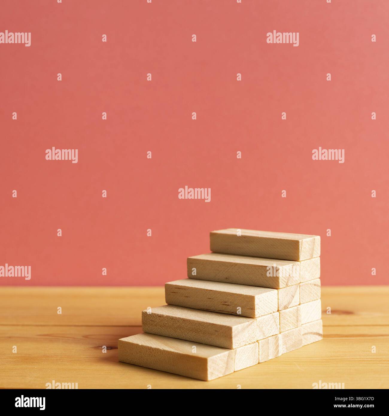 Holzblock Treppe mit rosa Hintergrund. Business Development, Growth, Success Concept. Mit Kopierplatz Stockfoto