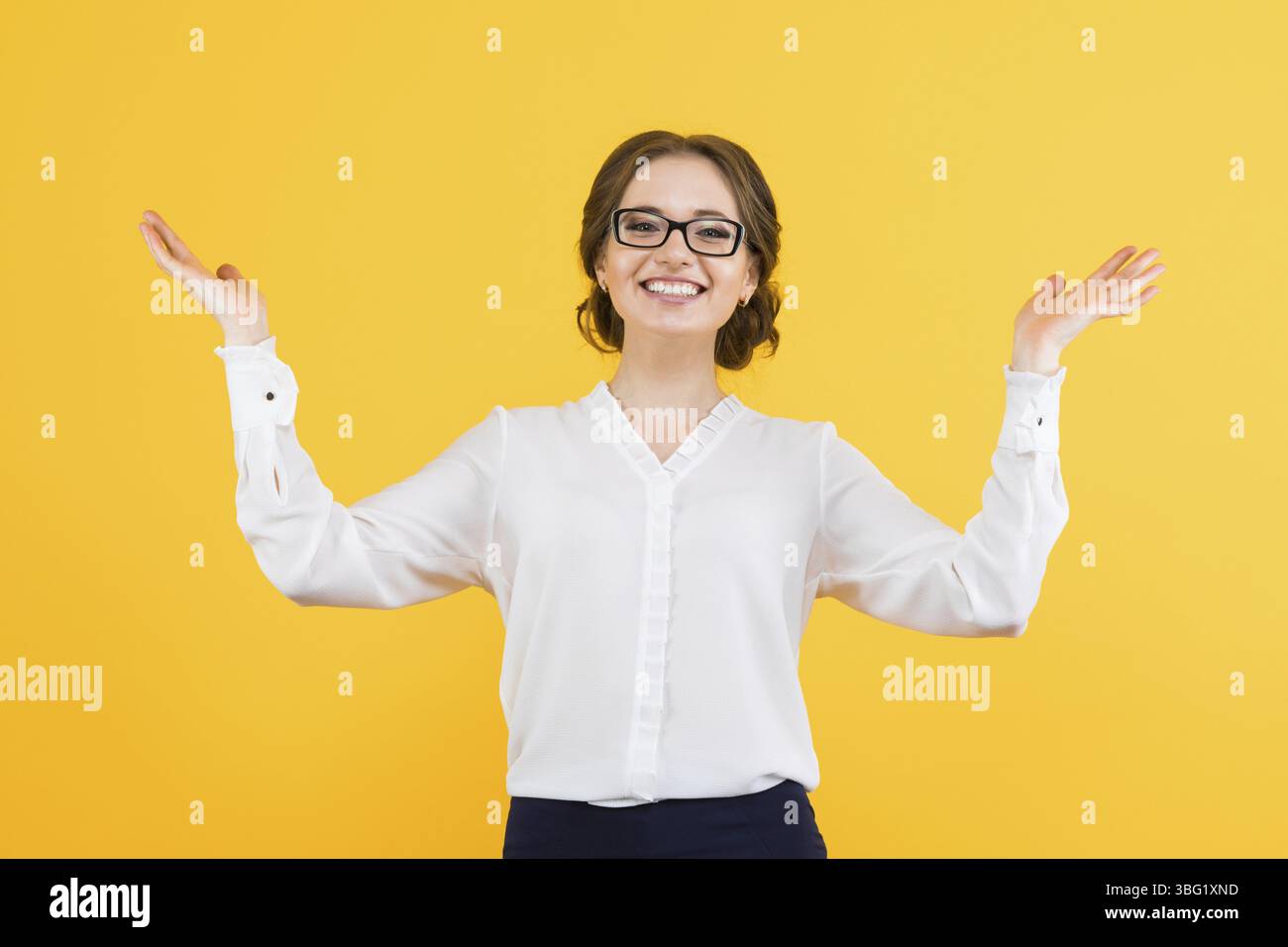 Weiße Brünette lächelnd attraktive erfolgreiche Geschäftsfrau in formellem Kleid, die im Büro steht und in die Kamera blickt Stockfoto
