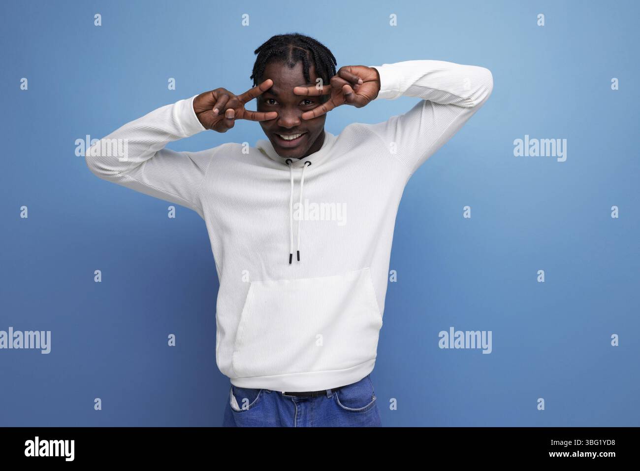 Modell dunkelhäutigen europäischen jungen brünetten Mann in einem weißen Hoodie Stockfoto