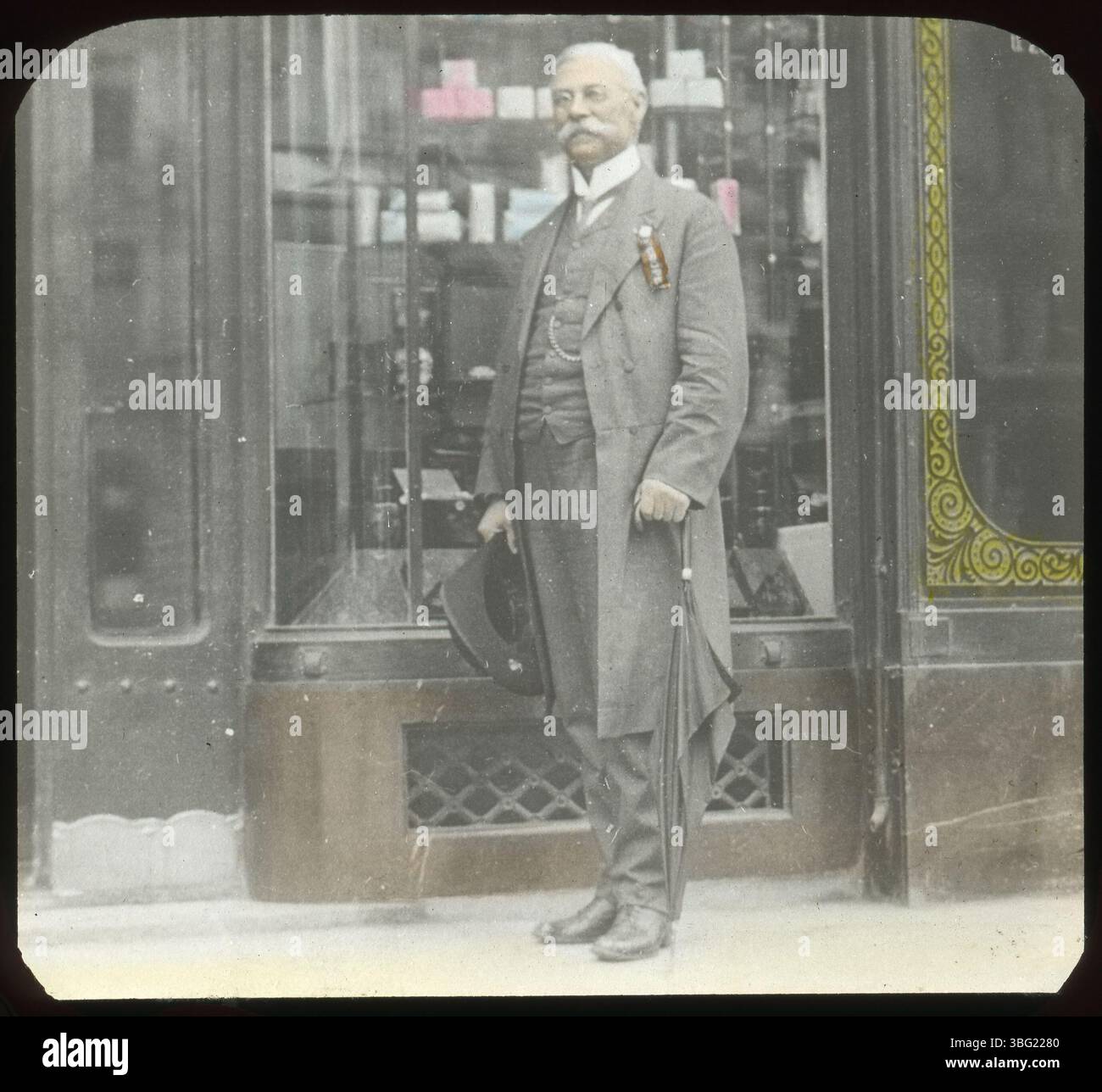 Professor H. L. E. Luring aus Frankfurt posiert vor einer Ladenfront in Zürich, Schweiz. 1913 war er Dolmetscher bei der World Sunday School Association Convention, wo er mit den englischsprachigen Delegierten, einschließlich der Arrases, arbeitete. Dieses Foto wurde während ihrer Europatour 1913 aufgenommen. Stockfoto