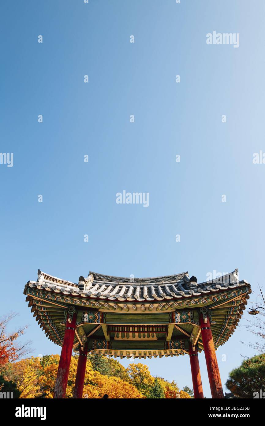 Yeongnamnu Pavillon koreanische traditionelle Architektur im Herbst in Miryang, Korea Stockfoto