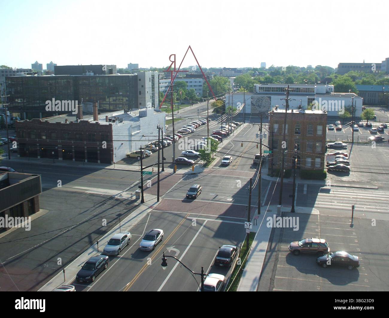 Luftaufnahme auf die East Gay Street mit Blick nach Westen, Norden und Osten von der Nähe der North 6th Street am 30. April 2010. Zu den Hauptmerkmalen gehören das Continental Centre, das Ohio Bell Building und das rote Backsteingebäude der East Gay Street von 306. Der Bau der Nachbarschaft Launch Eigentumswohnungen und die KUNSTSKULPTUR sind ebenfalls in den Bildern festgehalten. Stockfoto