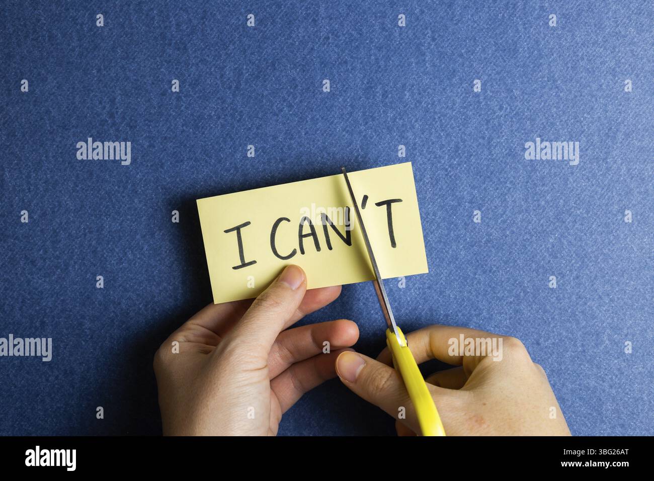 Ich kann es tun. Positive Motivation Konzept. Entfernen' t' aus dem Wort 'Ich kann nicht' mit der Schere Stockfoto