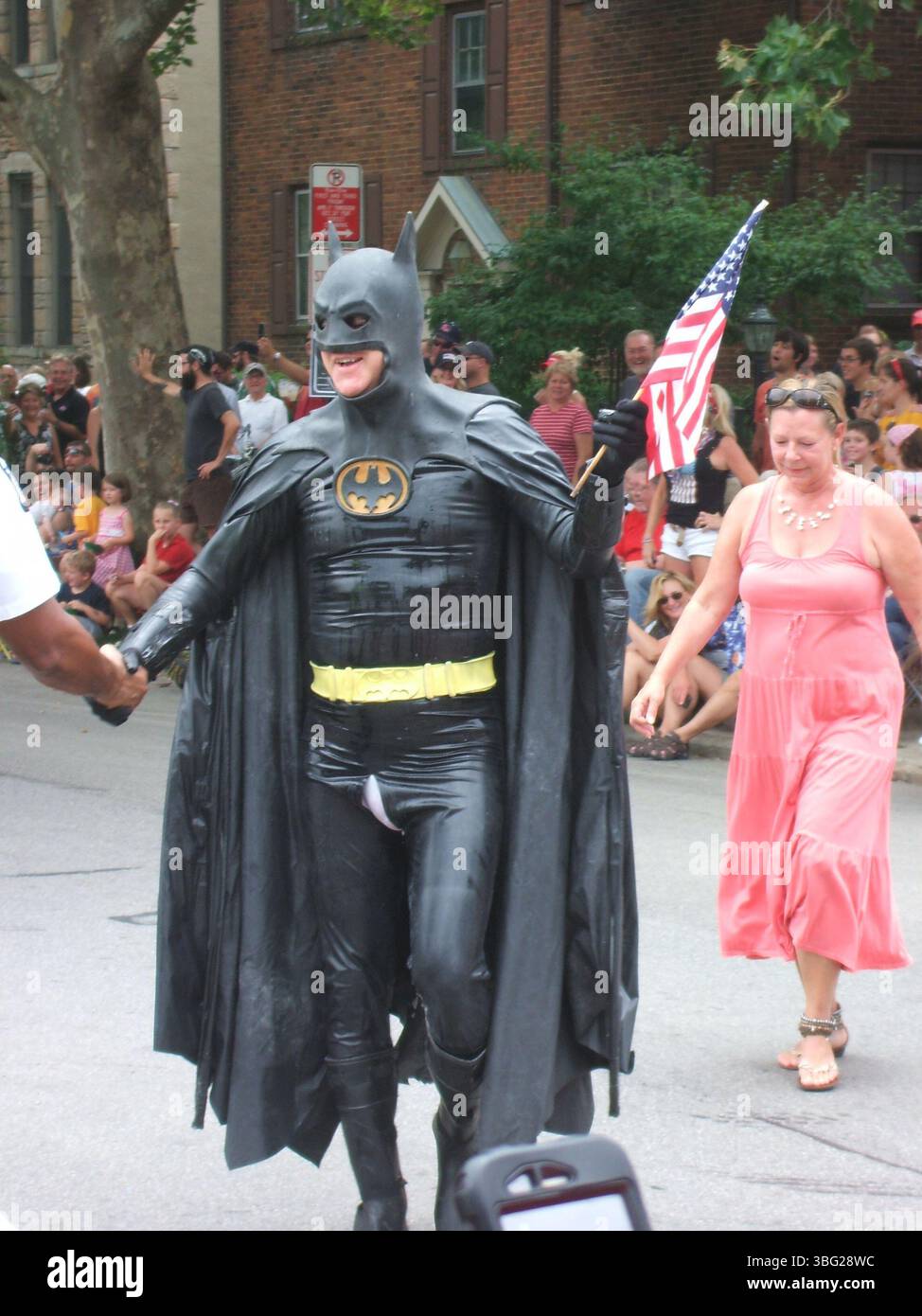 Die Doo Dah Parade 2011 zeigte eine Mischung von Künstlern, darunter Captain Ohio, Batman und andere skurrile Teilnehmer, die den Unabhängigkeitstag mit Humor und kreativen Wagen in Columbus, Ohio, feierten. Stockfoto