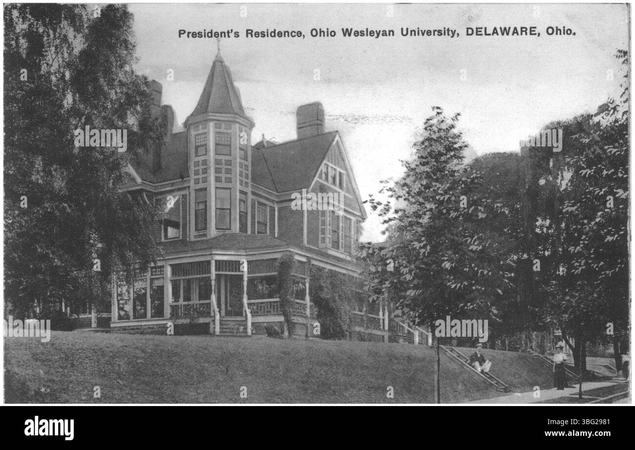 Eine farbige Postkarte der President's Residence an der Ohio Wesleyan University in Delaware, Ohio, zeigt die Architektur des Gebäudes und die umliegende Landschaft. Stockfoto