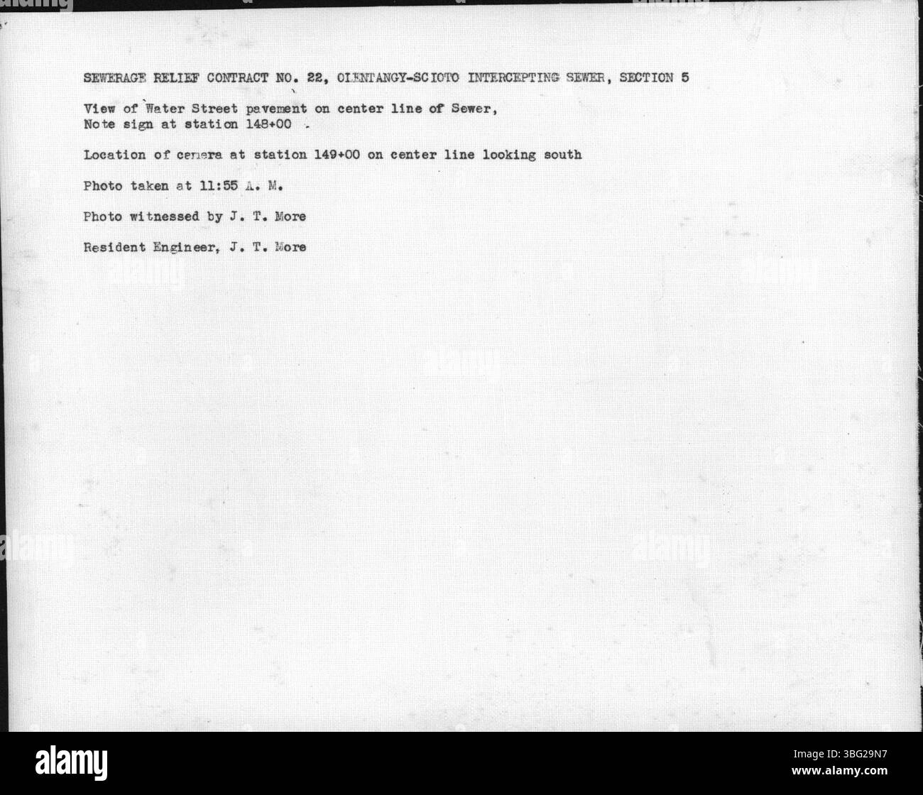 Dieses Foto aus dem Jahr 1930 zeigt die Water Street, die von der Long Street aus Richtung Süden blickt, wobei die Columbus Central Police Station an der 140 West Gay Street zu sehen ist. Das Foto ist Teil des Abwasserentlastungsprojekts für den Abfangskanal Olentangy-Scioto, mit detaillierten Notizen über den Standort der Kamera und die Stationsnummern. Stockfoto