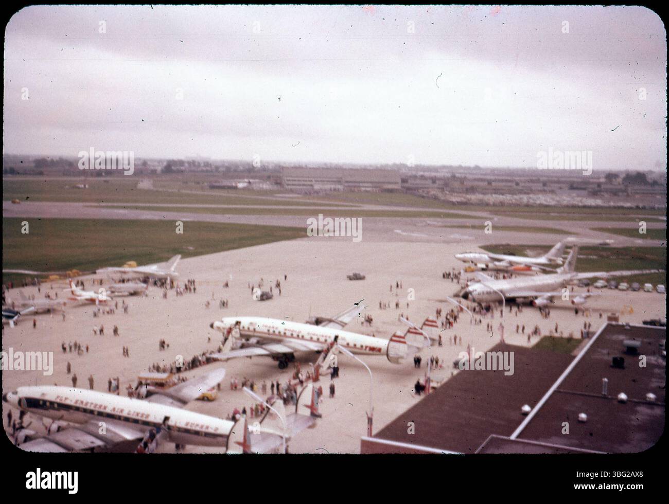 Passagiere, die in Port Columbus Flugzeuge besteigen, zeigen Reisende während der Einweihung des Flughafens. Dieses Bild fängt einen historischen Moment in den Anfängen der kommerziellen Luftfahrt ein. Stockfoto