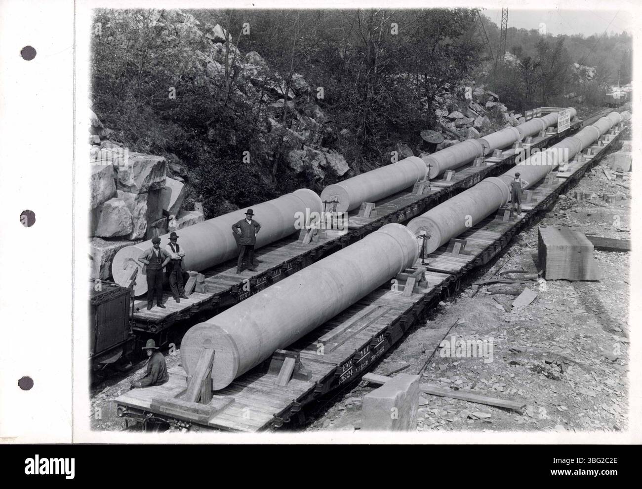 Band 2 Seite 11 enthält zusätzliche Bilder von Strukturen, die aus Kalkstein aus Indiana gebaut wurden, sowie Etiketten und Notizen der Indiana Limestone Company und anderer industriebezogener Unternehmen. Stockfoto