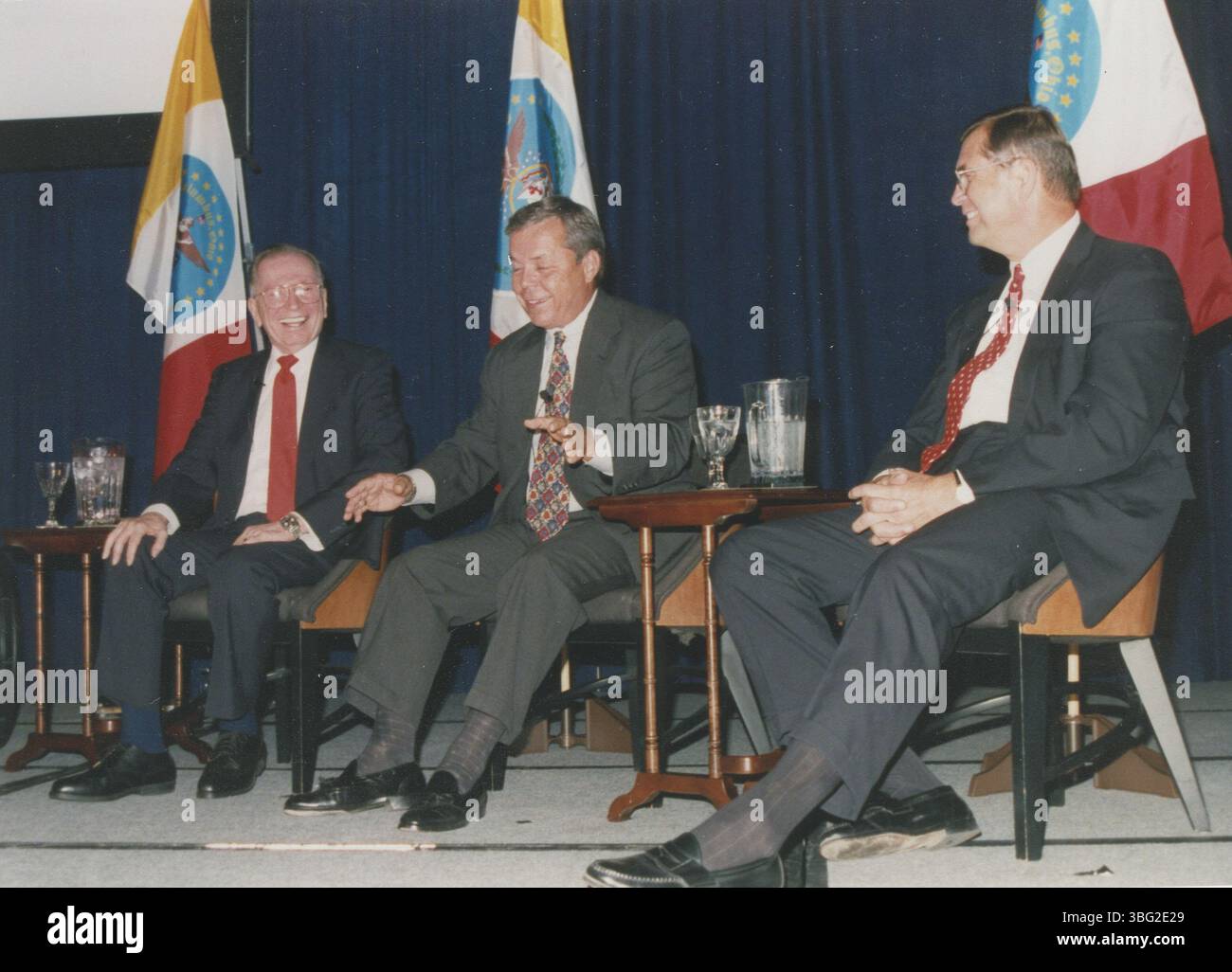Aufnahmen ehemaliger republikanischer Bürgermeister von Columbus, darunter James A. Rhodes, Tom Moody, Dana 'Buck' Rinehart und Greg Lashutka bei einer Spendenaktion der GOP im Hyatt Regency Ballroom im Jahr 1999. Stockfoto