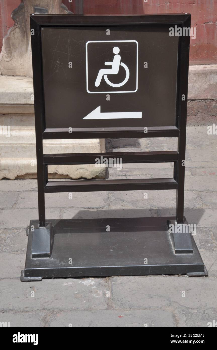 Beschilderung für Rollstuhlfahrer. Stockfoto