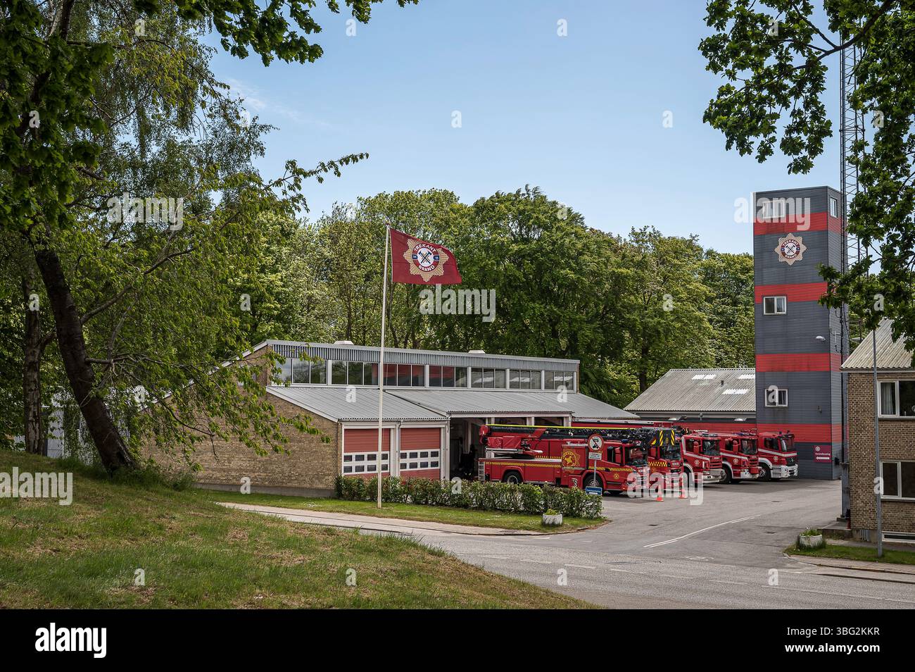 Feuerwehr mit Lkw und Gebäuden in Fredericia, Dänemark, 25. Mai 2025 Stockfoto