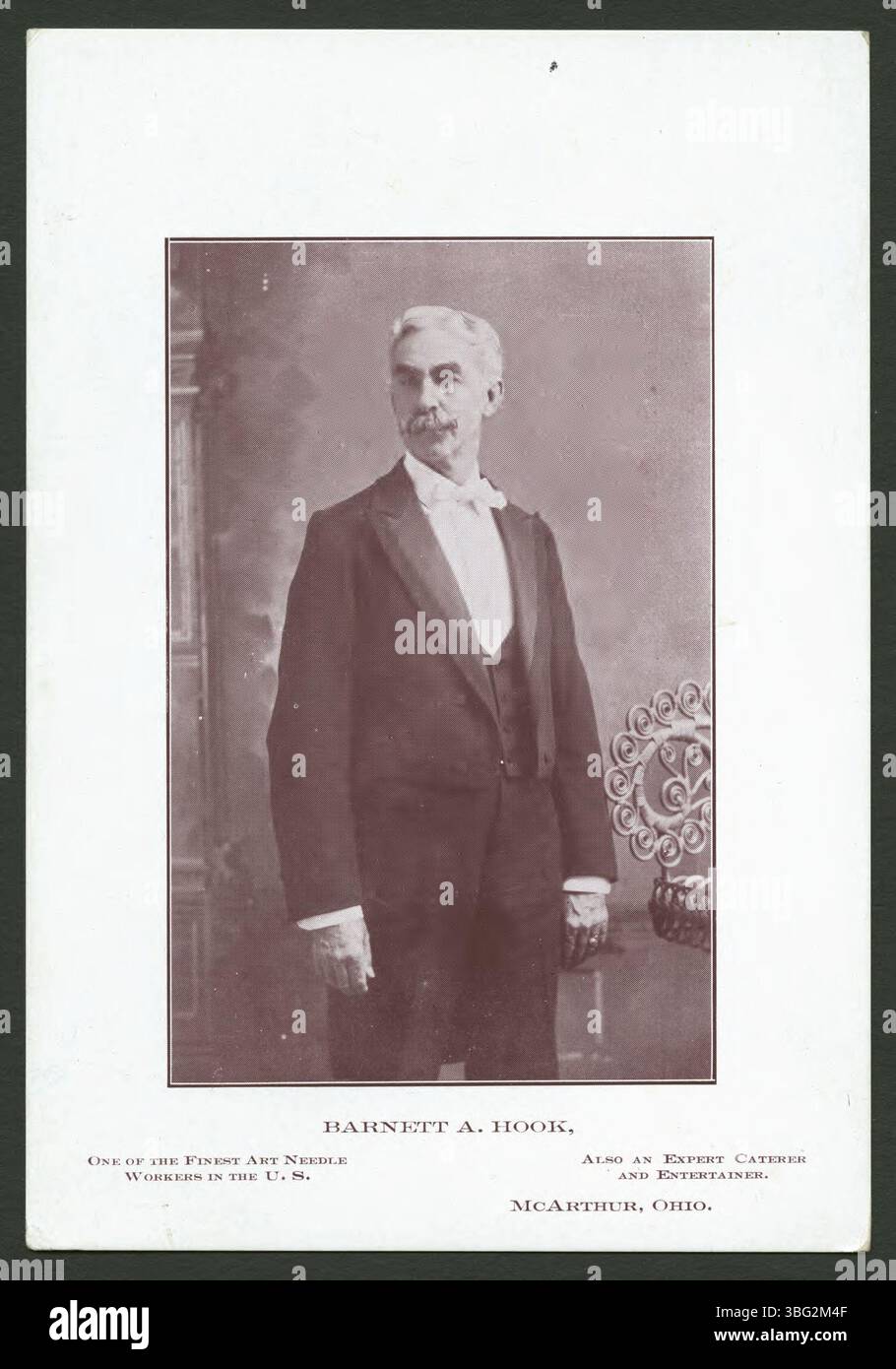 Dieses dreiviertel lange Studio-Porträt zeigt Barnett A. Hook, einen Nadelarbeiter aus McArthur, Ohio. Er trägt einen dunklen Anzug mit Fliege und posiert vor einer bemalten Kulisse mit einem Stuhl aus Drahtgestell. Stockfoto