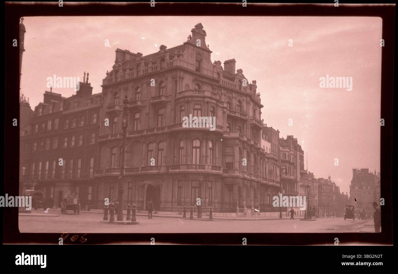Das Barney Barnato Herrenhaus, ein ehemaliges Haus des Diamanten- und Goldbergbaumagnaten, wurde 1913 von den Arrases besucht. Das Herrenhaus in der Park Lane und Stanhope Gate in London war Teil der Europa-Tour der Arrases. Es gehörte Barnato, einem prominenten Unternehmer, und befand sich in Mayfair, London. Stockfoto