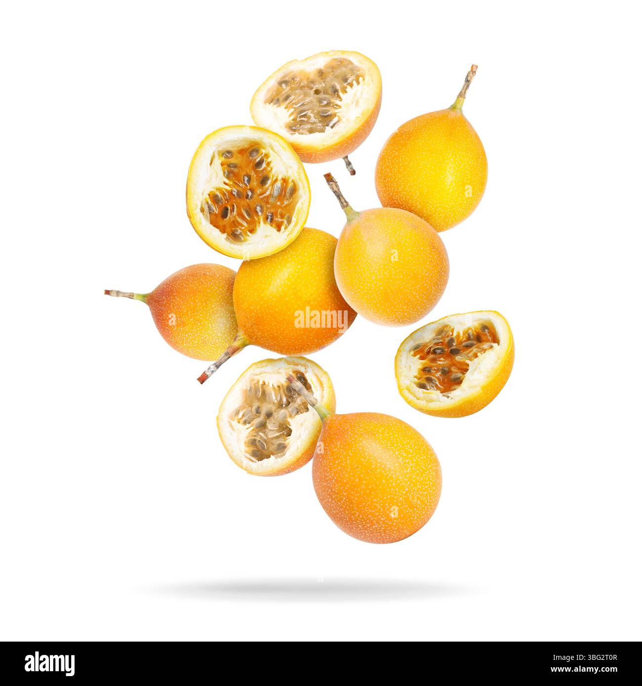 Köstliche reife Passionsfrüchte auf weißem Hintergrund Stockfoto
